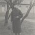 "Henri Huward." un soldat portant manteau et képi dans un jardin