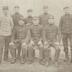 groupe de 8 soldats dans une cour