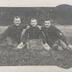 "Un jour de repos au camp 1910. Les trois amis." trois soldats assis dans l'herbe