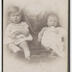 portrait en pied de deux jeunes enfants en studio