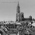 "21. Strasbourg. Vue panoramique prise de l'Hôpital." vue sur la cathédrale entourée de maisons