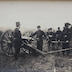 "Tir au canon du 18 Juin 1905 à Mont/s/Marchienne près de la ferme Bal […] But: batterie à abattre." soldats aurour d'un canon, dans un champ