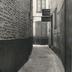 deux enfants sur un trottoir