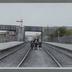 "A g. et à d. deux filles d'Eugène Lemaire. La gare de Jumet Hamendes, 1910" portrait en pied d'un groupe de 3 fillettes et 1 garçon entre les rails du chemin de fer en gare de Jumet-Hamendes à vocation de gare à marchandises