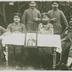 "Charleroi" portrait en pied d'un groupe de soldats allemands assis autour d'une table avec le portrait encadré de l'empereur Guillaume II (1859-1941)