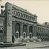 "4. Charleroi - L'Université du Travail Paul Pastur" vue en biais sur la façade et le portail d'entrée du bâtiment Zenobe Gramme construit en 1907 par Albert et Alexis Dumont et sur la statue et le monument à Paul Pastur