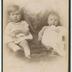portrait en pied de deux jeunes enfants en studio