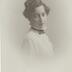 "A ma bien chère petite tante Lincot, sa petite Ghislaine, 21 novembre 1906." portrait en buste de Ghislaine Verneuil en studio