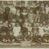 "Ecole communale de Jumet Brulin, 1906" portrait en pied d'un groupe d'écoliers dans la cour
