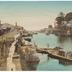 maisons et bateaux au bord d'une rivière; rehaussé en couleur