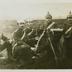 "Mitrailleuse boche en action" portrait en pied d'un groupe de soldats allemands agenouillés autour d'une mitrailleuse sur un champ de bataille