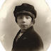portrait en buste et en médaillon d'un petit garçon en studio, portant une casquette "Rio de Janeiro"