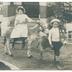 "Famille Gabriels." 1 fille, 1 garçon et 2 ânes dans un jardin