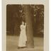 "En souvenir affectueux à ma bien chère Irma. Alice. 2/I/1915. Bâle" portrait en pied d'une jeune femme contre le tronc d'un arbre