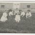 groupe de femmes et fillette assises sur l'herbe,