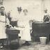 "Division soupe populaire 1917" portrait en pied de 2 hommes et 3 femmes, dont 1 coiffée d'un chapeau, dans une cuisine, cuisinant